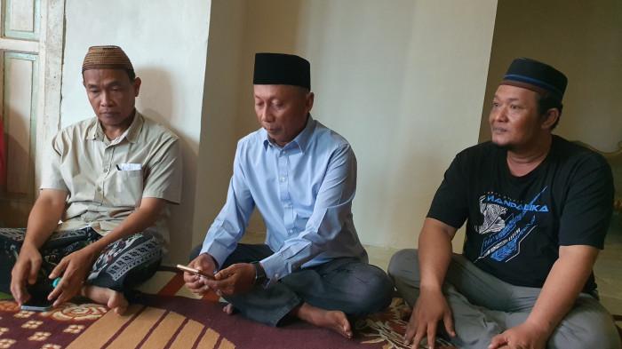 MENOLAK REVITALISASI - Ketua Kompi, Darsam, bersama sejumlah petambak saat menyampaikan sikap menolak rencana revitalisasi tambak Pantura di kawasan Jalan Pattimura, Kecamatan Pasekan, Kabupaten Indramayu, Rabu (25/2/2026).