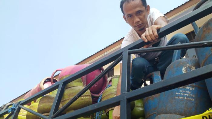ELPIJI OPLOSAN - Barang bukti tabung gas 3 kg subsidi dan tabung 12 kg non-subsidi hasil suntikan ilegal diamankan Polres Purwakarta. Modus pelaku menyuntik ulang isi gas menggunakan pipa modifikasi terungkap setelah operasi gabungan di gudang ilegal wilayah Purwakarta.