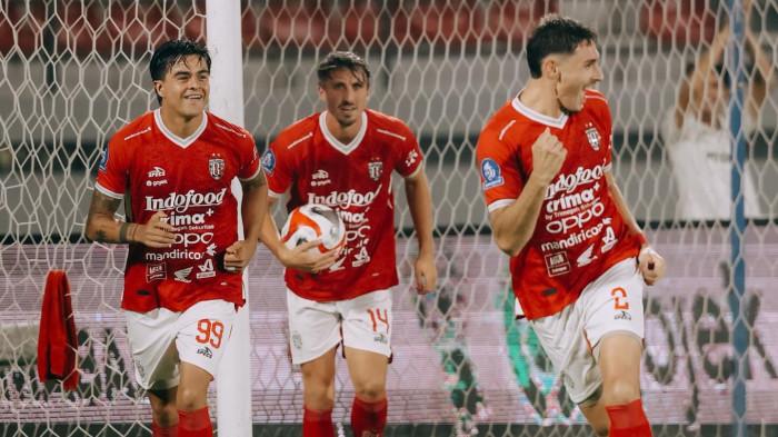 SELEBRASI - Bek Bali United, Joao Ferrari (paling kanan) merayakan gol bersama rekan-rekannya pada pertandingan melawan PSBS Biak pada pekan ke-26 Super League di Stadion Kapten I Wayan Dipta, Senin (6/4/2026) malam WIB.