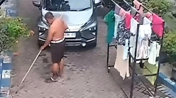 KAKEK TUTUP JALAN - Tangkapan layar rekaman CCTV aksi warga yang menutup sebagian jalan perumahan, Minggu (05/04/2026).