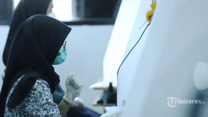 Sejumlah peserta mengikuti Ujian Tulis Berbasis Komputer (UTBK) jalur Seleksi Bersama Masuk Perguruan Tinggi Negeri (SBMPTN) di Universitas Negeri Jakarta (UNJ), Rawamangun, Jakarta Timur, Senin (12/4/2021). Pelaksanaan tes UTBK-SBMPTN yang digelar di UNJ mulai 12 April 2021 hingga 18 April 2021 diikuti oleh 23.213 peserta seleksi dan terdapat dua sesi yang dapat dipilih oleh peserta yaitu pagi dan siang.