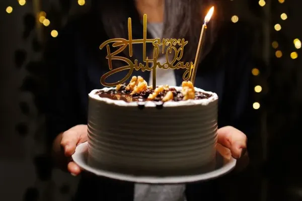 Penumpamg minta kue ulang tahun di pesawat