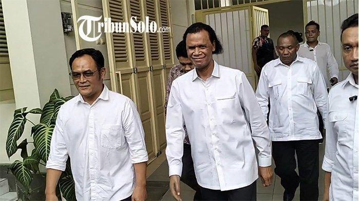 HERCULES YAKINI IJAZAH JOKOWI ASLI - Ketua Umum GRIB Jaya, Hercules Rosario de Marshal, usai bertemu Presiden ke-7 RI Joko Widodo di kediamannya di Solo, Selasa (15/4/2025). Ia membantah isu ijazah palsu yang kembali mencuat.