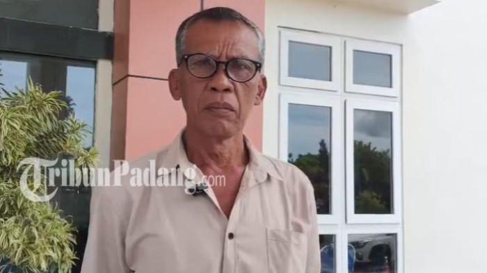 SIDANG PEMBUNUHAN BERANTAI -  Dasrizal (59), ayah korban mutilasi Septia Adinda, memberikan keterangan kepada TribunPadang.com di Pengadilan Negeri Pariaman, Selasa (7/4/2026). Selama proses persidangan berlangsung, Dasrizal mengaku belum pernah berkomunikasi dengan terdakwa.