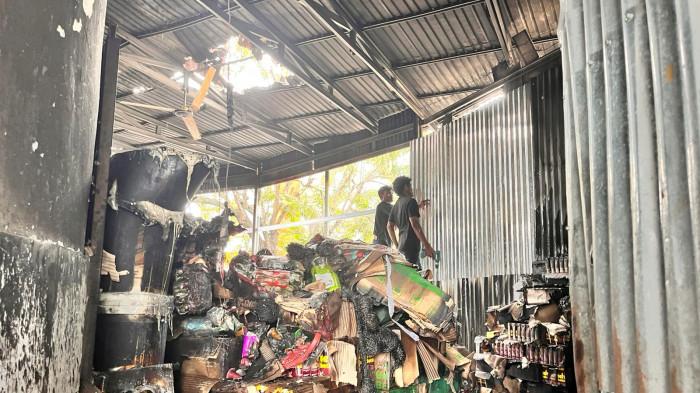 Peristiwa kebakaran terjadi pada sebuah ruko yang difungsikan sebagai toko sekaligus gudang di Jalan Danau Lindu, Kelurahan Ujuna, Kecamatan Palu Barat, Kota Palu, Selasa (7/4/2026) sekitar pukul 07.00 WITA.