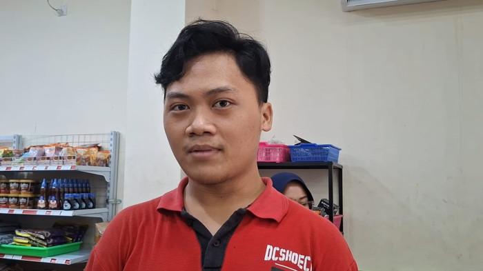 BEBERKAN KENAIKAN - Jery, Kepala Toko KA Mart berlokasi di Jalan Jenderal Sudirman saat diwawancarai media, Selasa (7/4/2026).