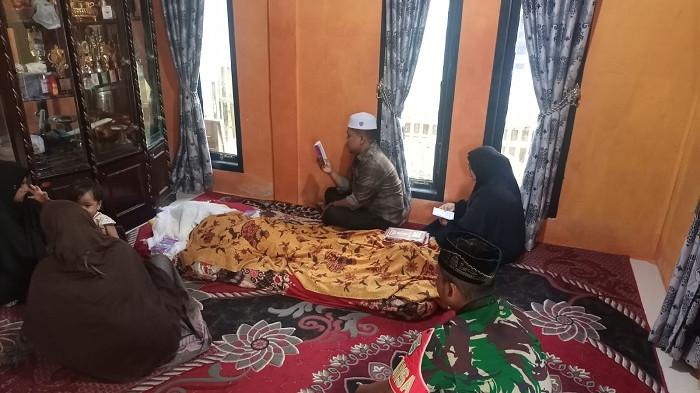 Jenazah Alm Nyak Sandang saat di semayamkan di kediamannya di Desa Kluet, Kecamatan Jaya, Kabupaten Aceh Jaya.