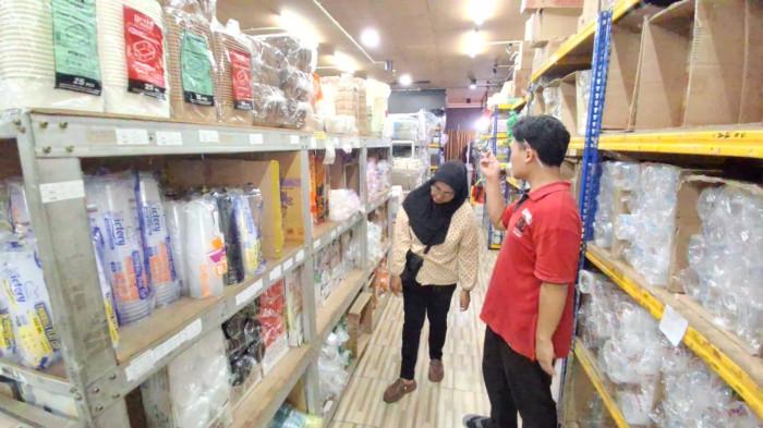 HARGA PLASTIK NAIK - Tampak pengunjung saat berburu plastik KA Mart di Tarakan Kalimantan Utara, Selasa (7/4/2026)..