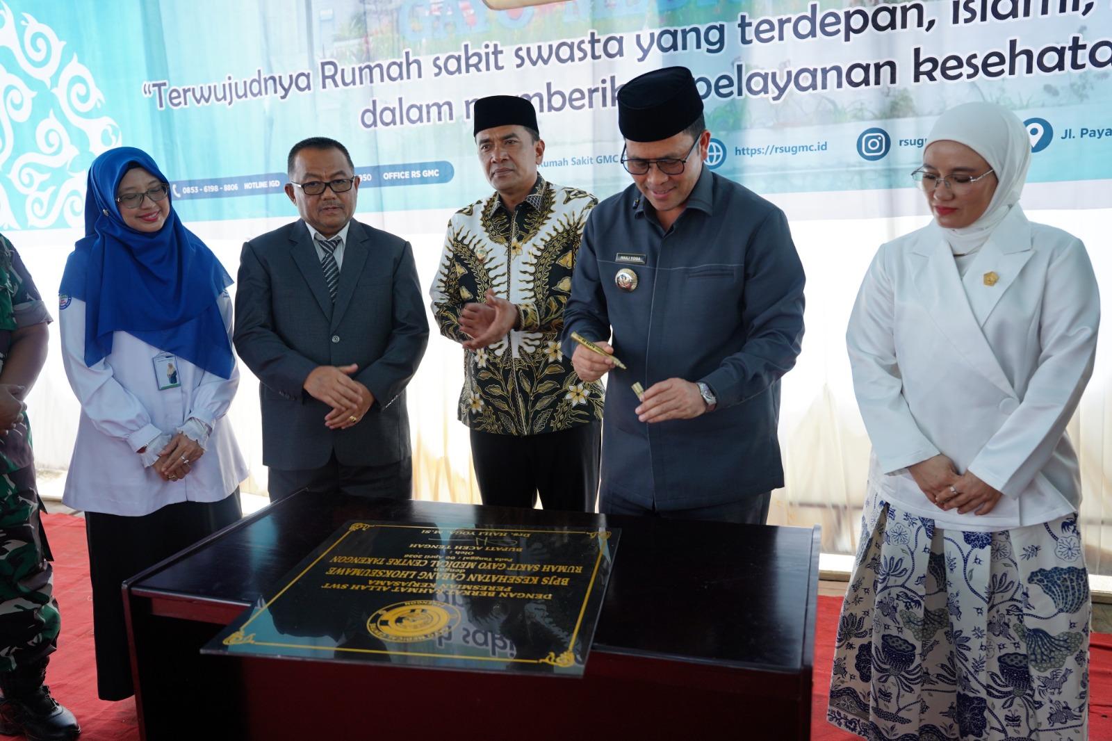 Bupati Aceh Tengah Haili Yoga menandatangani batu prasasti simbol dimulainya kemitraan RS GMC dengan BPJS Kesehatan, di Takengon, Senin (6/4/2026). Turut menyaksikan Kepala BPJS Kesehatan Lhokseumawe, Rita Masyita (kiri), Wakil Bupati Muchsin Hasan dan Ketua DPRK Fitriana Mugie (paling kanan) dan Direktur RS GMC, dr Indra Lutfi.