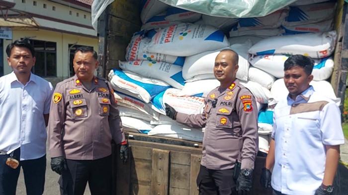 PUPUK SUBSIDI -- Kapolres Bangka Barat, AKBP Pradana Aditya Nugraha, beserta jajaranya menunjukkan barang bukti pupuk bersubsidi pemerintah jenis Phonska dan Urea dengan batang bukti sebanyak 10 ton, pada jumpa pers di Mapolres Bangka Barat, pada Selasa (7/4/2026).