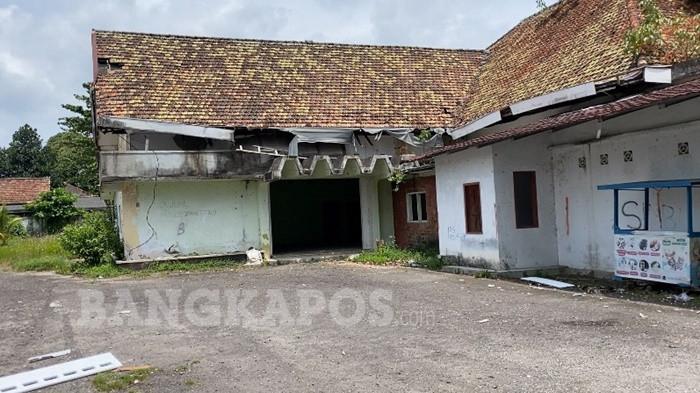 PANTI GEMBIRA SUNGAILIAT — Bangunan Panti Gembira Sungailiat, Kabupaten Bangka yang merupakan aset PT Timah tampak rusak dan diselimuti tumbuhan. Foto diambil pada Selasa (7/4/2026).