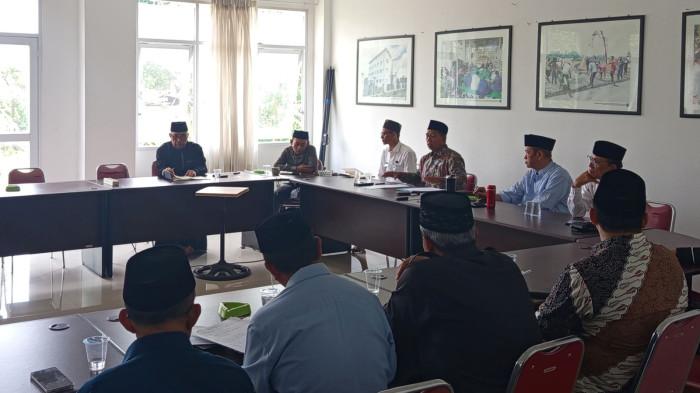 RAPAT - Ketua Majelis Ulama Indonesia (MUI) Kabupaten Tasikmalaya melakukan rapat koordinasi dengan lintas sektor terkait dugaan aliran sesat di Wilayah Desa Purwarahayu, Kecamatan Taraju, Kabupaten Tasikmalaya, yang berlokasi di kantor MUI, Senin (6/4/2026).