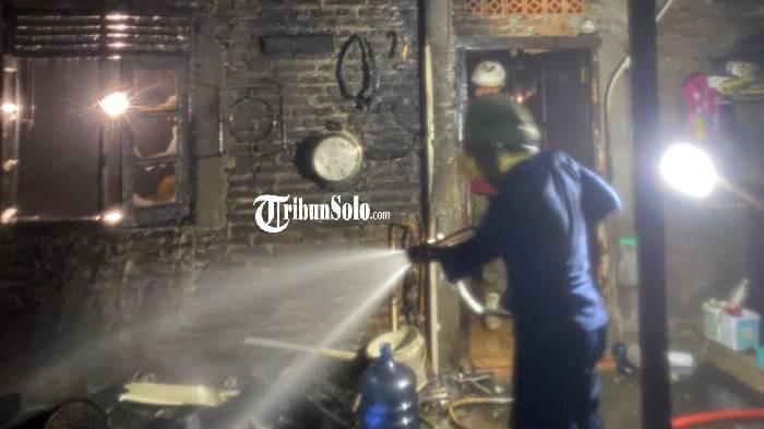 TERBAKAR. Kebakaran rumah di Desa Sedayu, Kecamatan Jumantono, Kabupaten Karanganyar, Senin (6/4/2026). Gas diduga ikut tersambar dalam insiden ini.