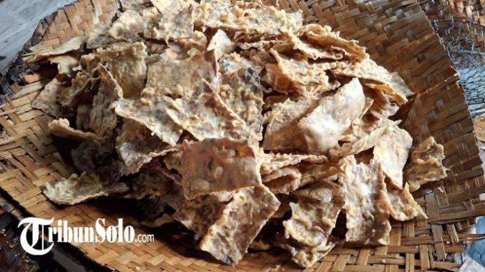 ILUSTRASI. Keripik tempe benguk di Lingkungan Grobog RT 2 RW 4 Kelurahan Wuryorejo Kecamatan/Kabupaten Wonogiri, Maret 2025. Ukuran tempe di Boyolali dibuat lebih kecil dampak dari harga plastik naik.