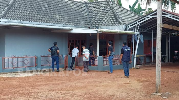 DIDATANGI POLSI - Sebuah rumah pengusaha timah bernama Asui di Desa Keposang, Kecamatan Toboali saat digeledah polisi, Rabu (1/42026). Belum diketahui pasti ihwal kedatangan penyidik ke rumah Asui.