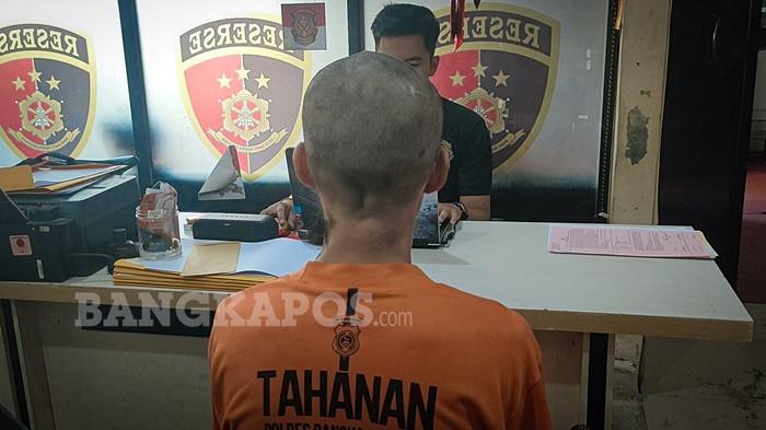 JALANI PEMERIKSAAN - RM (40), warga Jalan AMD Gang Al-Barokah, Kelurahan Teladan saat menjalani pemeriksaan di ruang pemeriksaan Satreskrim Polres Bangka Selatan, Selasa (7/4/2026). RM ditangkap atas dugaan pencurian dengan kerugian mencapai Rp85 juta.