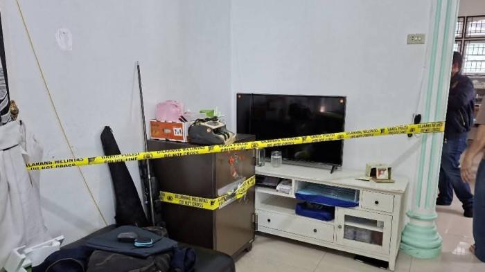 ASET ASUI -- Penyidik Dittipidter Bareskrim Mabes Polri ketika memasang police line atas aset milik Asui di Desa Keposang, Minggu (22/2/2026). Garis polisi tersebut dipasang sebagai tindak lanjut penyidikan perkara penyelundupan pasir timah ke Malaysia.