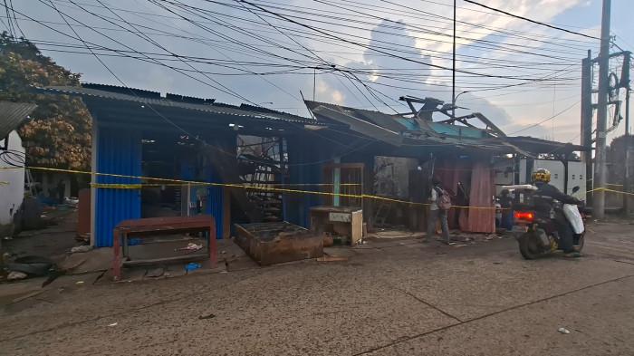 KEBAKARAN SPBE BEKASI - Kondisi bangunan warga yang terdampak 2