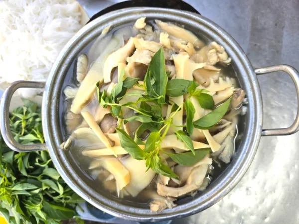 lẩu gà lá é - Ảnh 1.