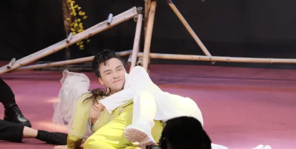 Sau ồn ào diễn chui Mê Linh biệt khúc, tiết mục khác của Bùm Bum lại gây tranh cãi - Ảnh 1.