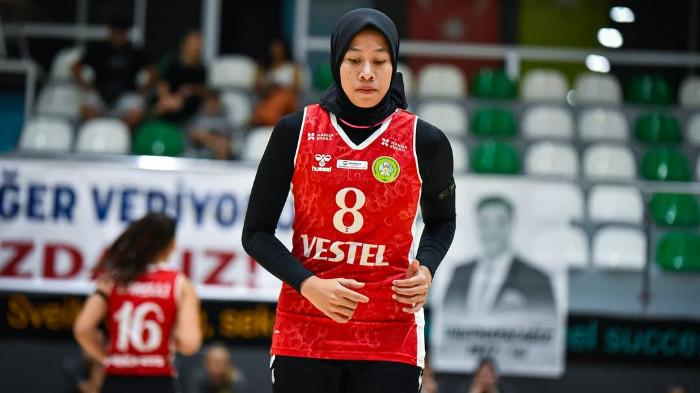 PEMANASAN - Momen Megawati Hangestri melakukan pemanasan pada pertandingan Manisa BBSK melawan Altinordu di Tarik Almis SS, Manisa, Turki, Rabu (4/9/2025) malam WIB. Megawati menang 3-1.