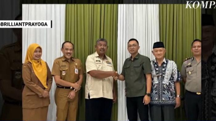 KAKEK TUTUP JALAN: Inilah sosok kakek di Sidoarjo yang viral karena tutup akses jalan umum hingga dijuluki penjara Selat Hormuz Sidokare. Ending kasusnya disorot karena sang kakek minta maaf ke warga.