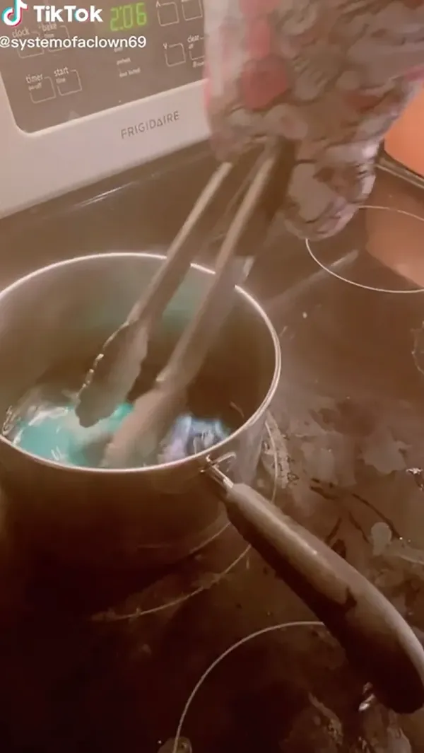 Orang India Percaya Rebus Ayam dengan Sirup Obat Batuk Bisa Tangkal Penyakit