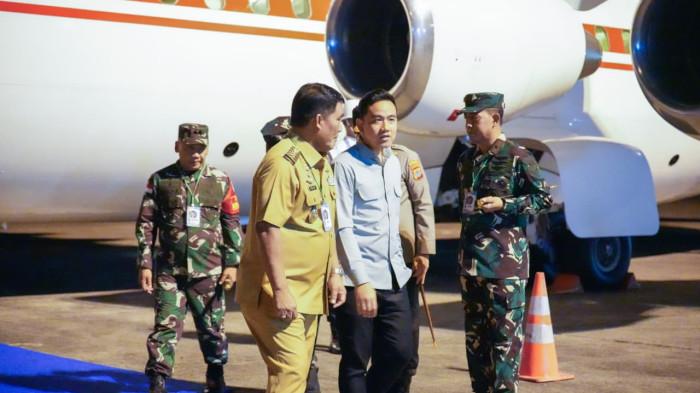 TIBA - Wakil Presiden RI Gibran Rakabuming Raka tiba di Manado, Sulut, Senin (6/4/2026). Gibran disambut oleh Gubernur Sulut Yulius Selvanus.