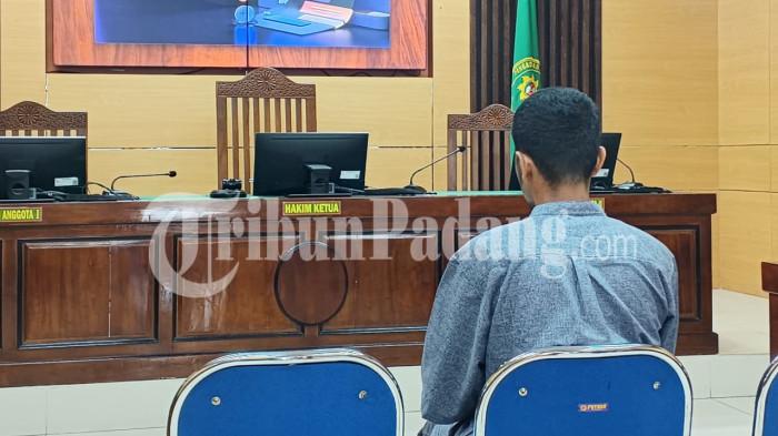 SIDANG PEMBUNUHAN- Terdakwa Satria Jhuwanda Putra alias Wanda mengikuti sidang di Pengadilan Negeri Pariaman, Selasa (7/4/2026). Sidang dengan agenda pembacaan tuntutan kembali ditunda selama dua pekan karena jaksa belum merampungkan tuntutan.