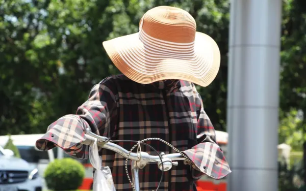 Mới đầu hè đã nắng nóng như đổ lửa, có nơi trên 40 độ C - Ảnh 1.