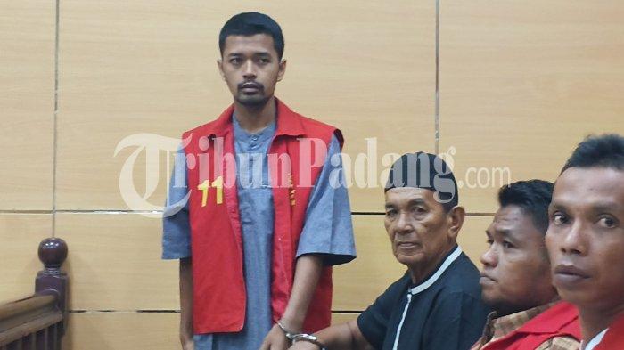 SIDANG PEMBUNUHAN- Terdakwa Satria Jhuwanda Putra alias Wanda mengikuti sidang di Pengadilan Negeri Pariaman, Selasa (7/4/2026). Sidang dengan agenda pembacaan tuntutan kembali ditunda selama dua pekan karena jaksa belum merampungkan tuntutan.