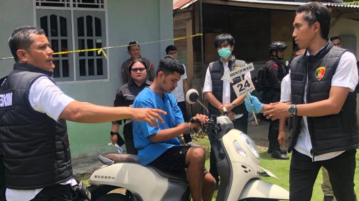 REKONSTRUKSI KASUS PEMBUNUHAN- Tersangka Satria Juwanda alias Wanda saat menaiki sepeda motor Honda Scoopy pada saat rekonstruksi kasus pembunuhan di kawasan Batang Anai, Kabupaten Padang Pariaman, Provinsi Sumatera Barat, Rabu (3/9/2025).