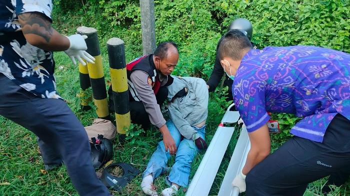 PENANGANAN - Petugas Unit Lantas Polsek Kawasan Pelabuhan Gilimanuk saat melakukan penanganan di TKP lakalantas sebabkan satu orang meninggal dunia di Jalan Raya Denpasar-Gilimanuk wilayah Kelurahan Gilimanuk, Kecamatan Melaya, Selasa 7 April 2026.