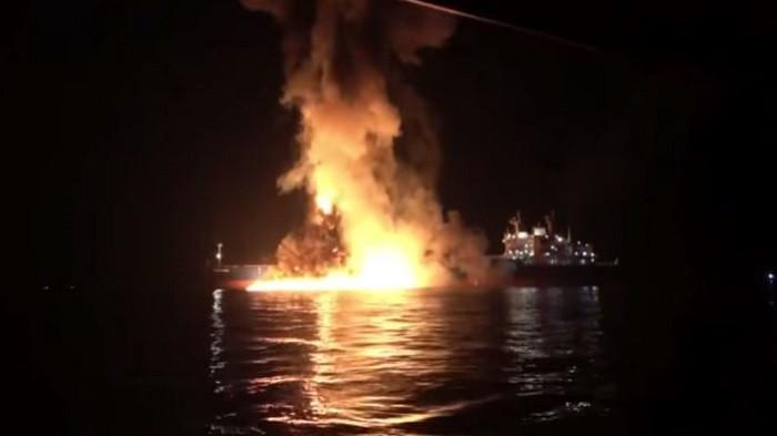 SERANG KAPAL TANKER - Penampakan kapal Tangker Amerika Serikat yang terbakar usai dibombardir Iran di Perairan Teluk.