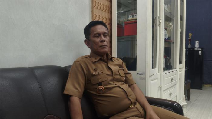 DANA LAUK PAUK - Kepala Dinas Sosial Kota Padang, Eri Sanjaya, saat memberikan keterangan di kantornya, Jalan Delima No.5, Ujung Gurun, Kecamatan Padang Barat, Kota Padang, Sumatera Barat. Eri sebut beberapa nama penyintas yang belum menerima bantuan lauk pauk masih dalam tahap pendataan dan akan diajukan ulang ke Kemensos RI.