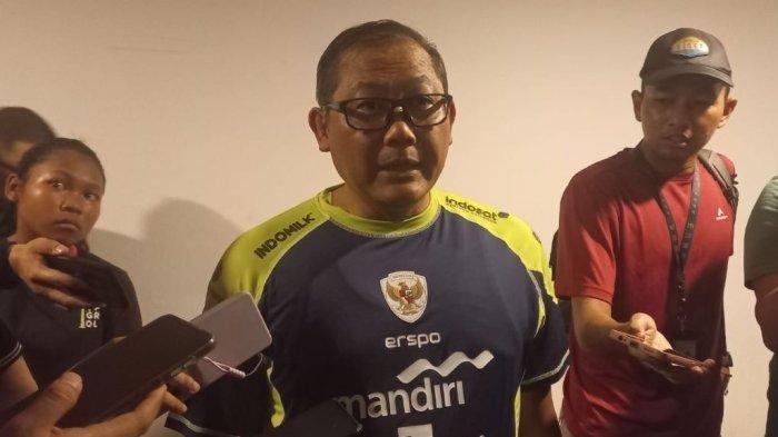 Manajer Timnas Indonesia, Sumardji saat diwawancarai di Stadion Madya, Senayan, Jakarta. Minggu (8/9/2024).