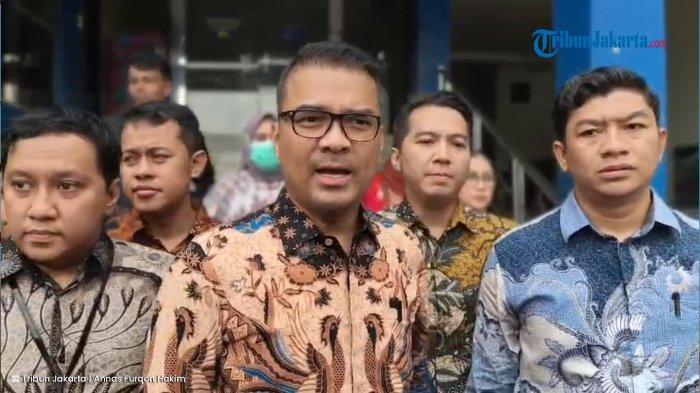 Wakil Ketua Umum Partai Solidaritas Indonesia (PSI) Ronald Aristone Sinaga atau Bro Ron saat diwawancarai soal laporan kasus dugaan penggelapan yang dilayangkan di Polda Metro Jaya, Jakarta Selatan, Selasa (7/4/2026).