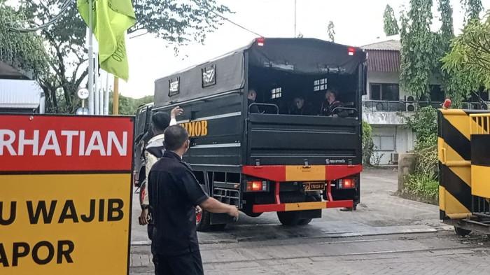 LEDAKAN MAUT - Polisi saat masuk ke pabrik untuk melakukan olah TKP ledakan di pabrik PT Great Wall Steel, di Desa Janti, Kecamatan Waru, Kabupaten Sidoarjo, Jawa Timur, Senin (6/4/2026). Tim Jibom Polda Jatim juga dikerahkan ke lokasi kejadian .