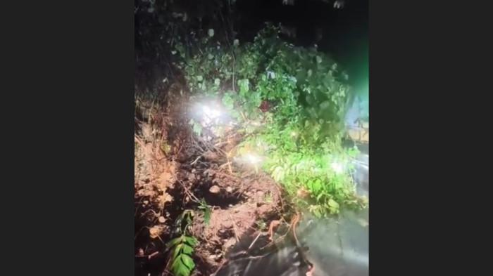 BANJIR DI SIBOLANGIT - Suasana lalu lintas dan pohon tumbang di Jalan Letjen Jamin Ginting, Desa Sembahe, Kecamatan Sibolangit, Kabupaten Deli Serdang, Sumatera Utara, Selasa (7/4/2026) malam. Hujan deras mengakibatkan banjir, longsor, dan dikabarkan 1 rumah roboh.