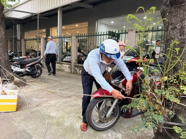 Dựng rạp, rào dây làm nơi buôn bán trên vỉa hè: Tuổi Trẻ vừa đăng, phường xử lý ngay - Ảnh 1.