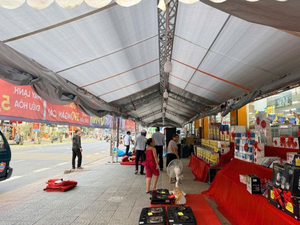 Dựng rạp, rào dây làm nơi buôn bán trên vỉa hè: Tuổi Trẻ vừa đăng, phường xử lý ngay - Ảnh 2.