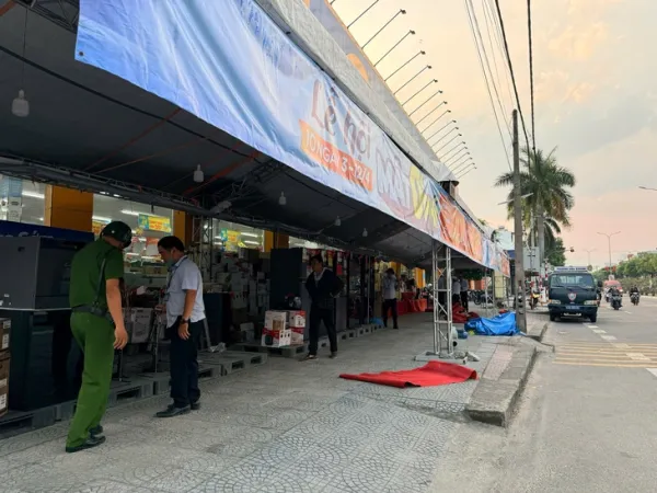 Dựng rạp, rào dây làm nơi buôn bán trên vỉa hè: Tuổi Trẻ vừa đăng, phường xử lý ngay - Ảnh 3.