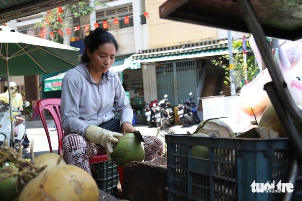 TP.HCM nắng nóng đỉnh điểm: Người dân tránh nắng mọi lúc, mát lòng với những bình trà đá miễn phí - Ảnh 2.