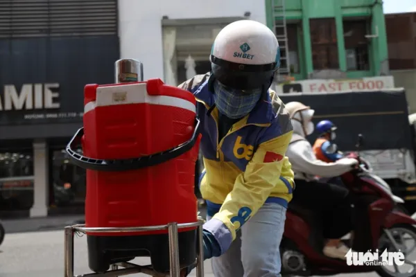 TP.HCM nắng nóng đỉnh điểm: Người dân tránh nắng mọi lúc, mát lòng với những bình trà đá miễn phí - Ảnh 5.