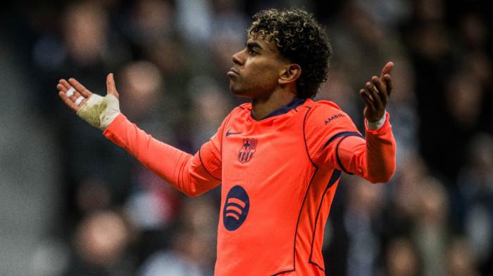 SELEBRASI - Winger Barcelona, Lamine Yamal merayakan gol dalam pertandingan melawan Newcastle United pada laga leg 1 16 Besar Liga Champions 2025/2026 di St James Park Stadium, Inggris, Rabu (11/3) dini hari WIB.