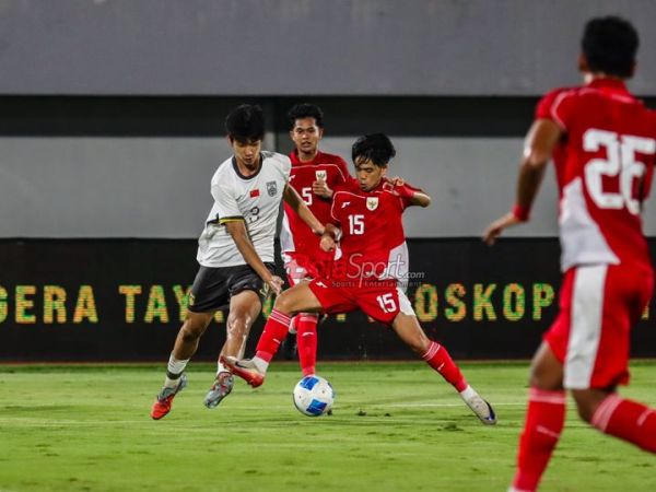 Suasana laga uji coba kedua Timnas U-17 Indonesia versus Timnas U-17 China di Stadion Indomilk Arena, Tangerang, Banten, Rabu (11/2/2026) malam.