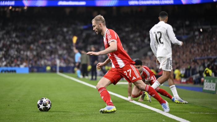 MENGGIRING BOLA - Aksi bek Bayern Munchen, Konrad Laimer menggiring bola dalam pertandingan melawan Real Madrid pada leg pertama babak perempat final Liga Champions di Santiago Bernabeu, Rabu (8/4/2026) dini hari WIB.