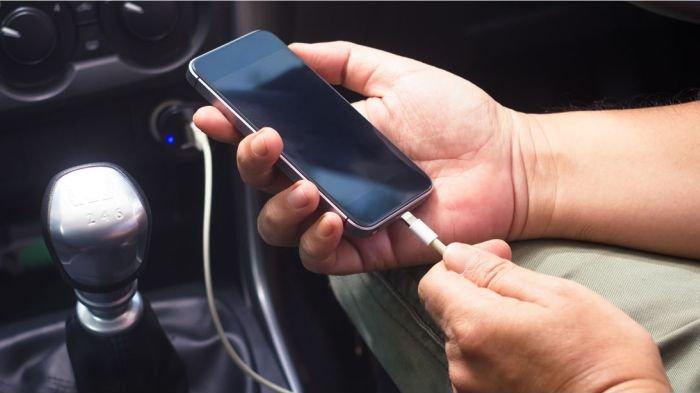 Ilustrasi mengecas baterai HP di mobil dengan USB Car Charger