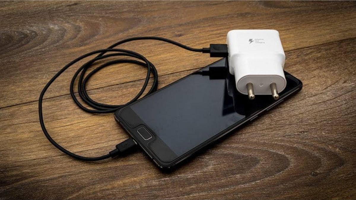 Ilustrasi charger HP untuk mengecas baterai yang lemah