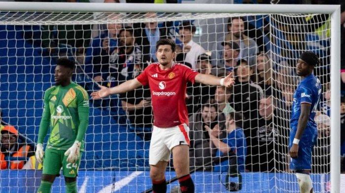 REAKSI MAGUIRE - Reaksi bek Manchester United, Harry Maguire (tengah) saat melawan Chelsea pada pekan ke-37 Liga Inggris di Stamford Bridge Stadium, Sabtu (17/5/2025) dini hari WIB. Manchester United takluk dengan skor tipis 0-1. (Laman resmi Manchester United).